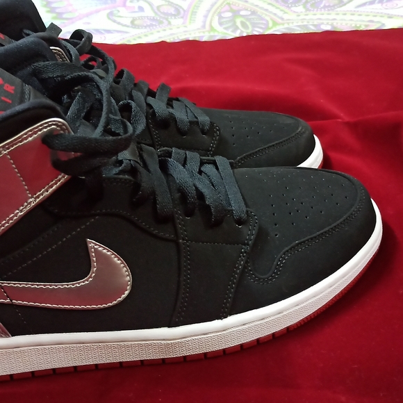 Air Jordan 1 Mid 'Johnny Kilroyy' New with Box.Unused 100 percent OG. - Picture 12 of 14